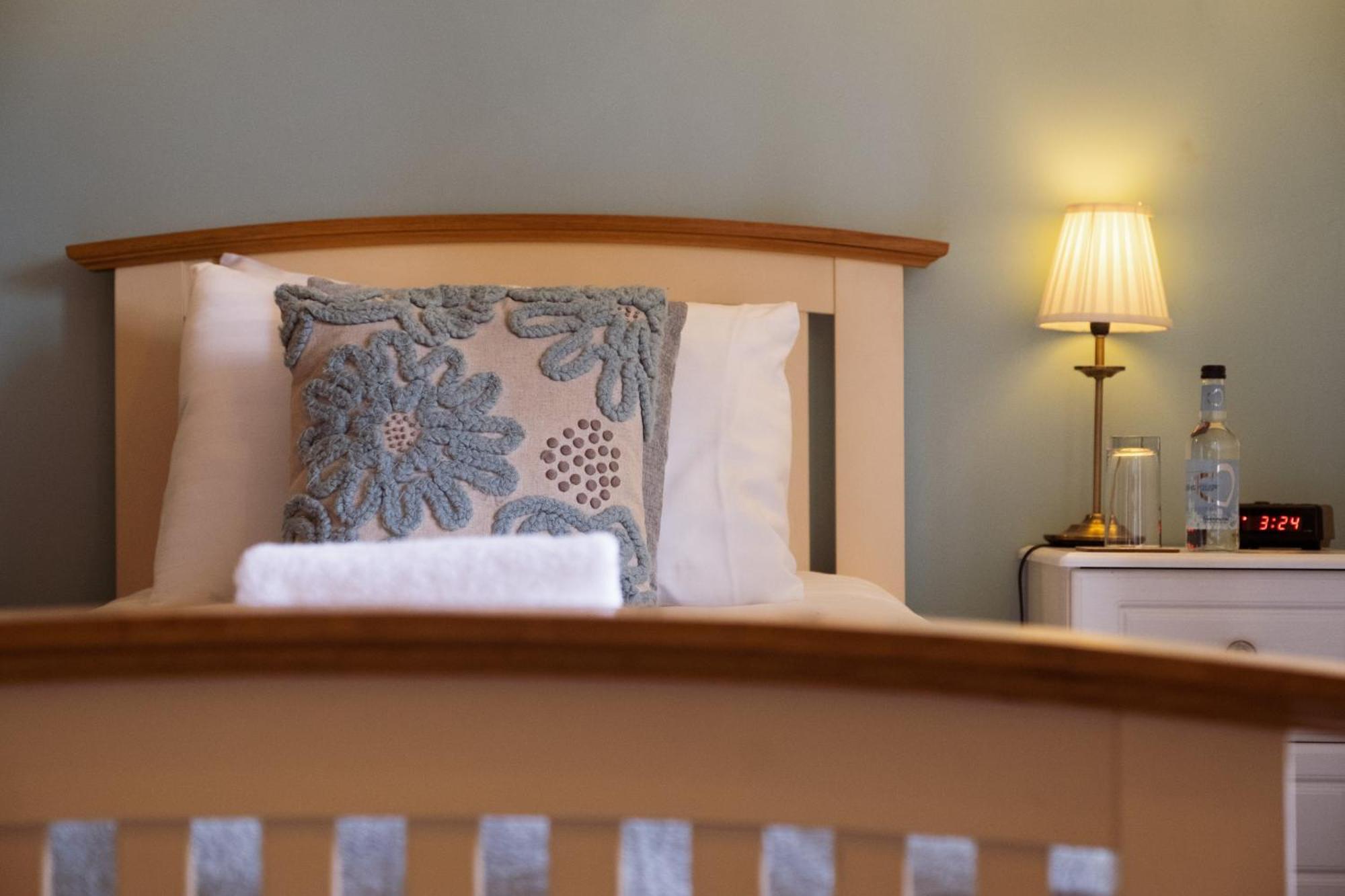 Kings Arms Hotel Abergavenny Habitación foto